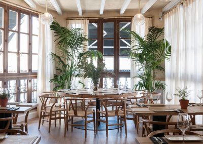 Rocala, nouveau restaurant du Groupe La Raza, par Persevera Producciones, avec MisterWils, furniture for free souls