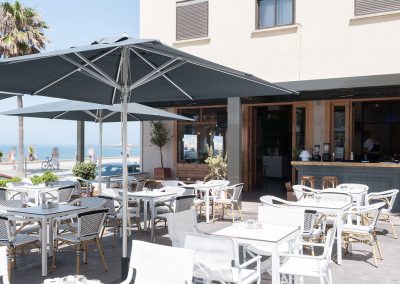 Charlotte Cadiz, un nouveau bar de plage décoré par MisterWils, architecture d'intérieur, vintage, furniture for free souls