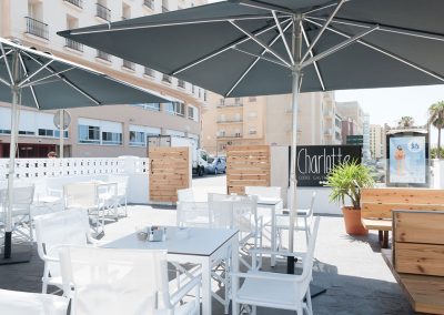 Charlotte Cadiz, un nouveau bar de plage décoré par MisterWils, architecture d'intérieur, vintage, furniture for free souls