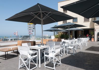 Charlotte Cadiz, un nouveau bar de plage décoré par MisterWils, architecture d'intérieur, vintage, furniture for free souls