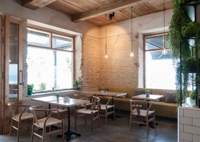 Charlotte Cadiz, un nouveau bar de plage décoré par MisterWils, architecture d'intérieur, vintage, furniture for free souls