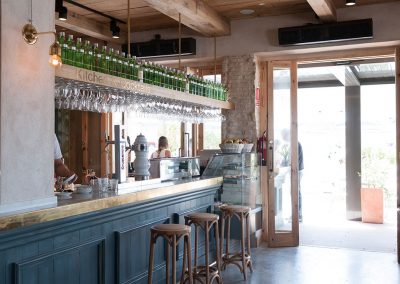 Charlotte Cadiz, un nouveau bar de plage décoré par MisterWils, architecture d'intérieur, vintage, furniture for free souls