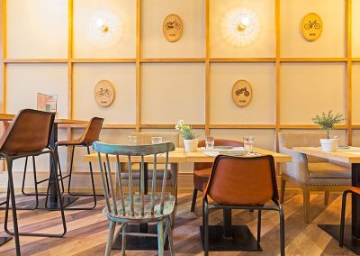 Mérimée, restaurant atypique en plein coeur de Madrid, par Triscaideca, avec MisterWils, décoration vintage, furniture for free souls