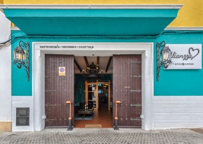 Alianzza Tapas & Copas attire l'attention à Utrera, par MisterWils furniture for free souls