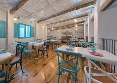 Alianzza Tapas & Copas attire l'attention à Utrera, par MisterWils furniture for free souls