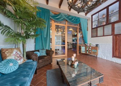 Alianzza Tapas & Copas attire l'attention à Utrera, par MisterWils furniture for free souls