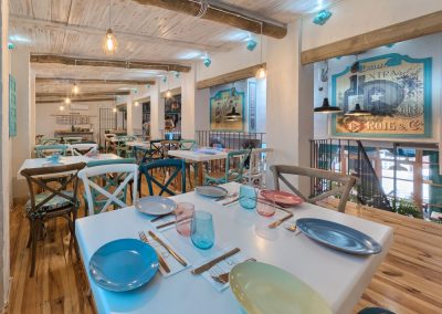 Alianzza Tapas & Copas attire l'attention à Utrera, par MisterWils furniture for free souls