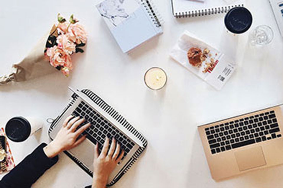 Misez sur le doré avec la chaise Ralph de MisterWils