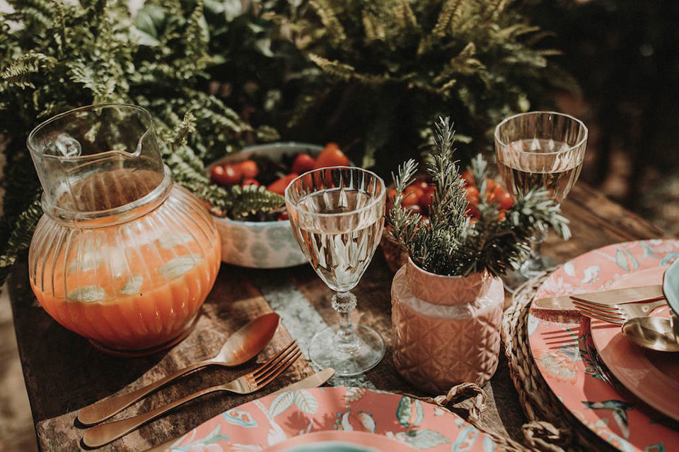 Chez MisterWils nous pensons que l’heure est venue de sortir prendre le soleil. Dites bonjour aux tables vibrantes, remplies de couleurs...