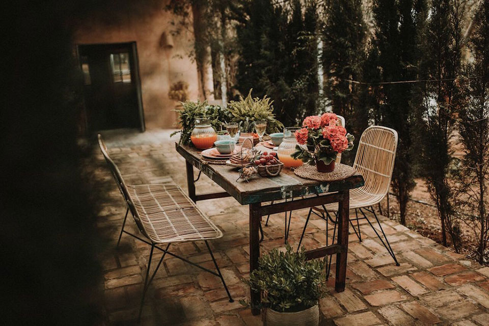 Les shared tables dans les bars restaurants sont une tendance importée de l’étranger et fleurissent depuis quelques années dans les établissements français