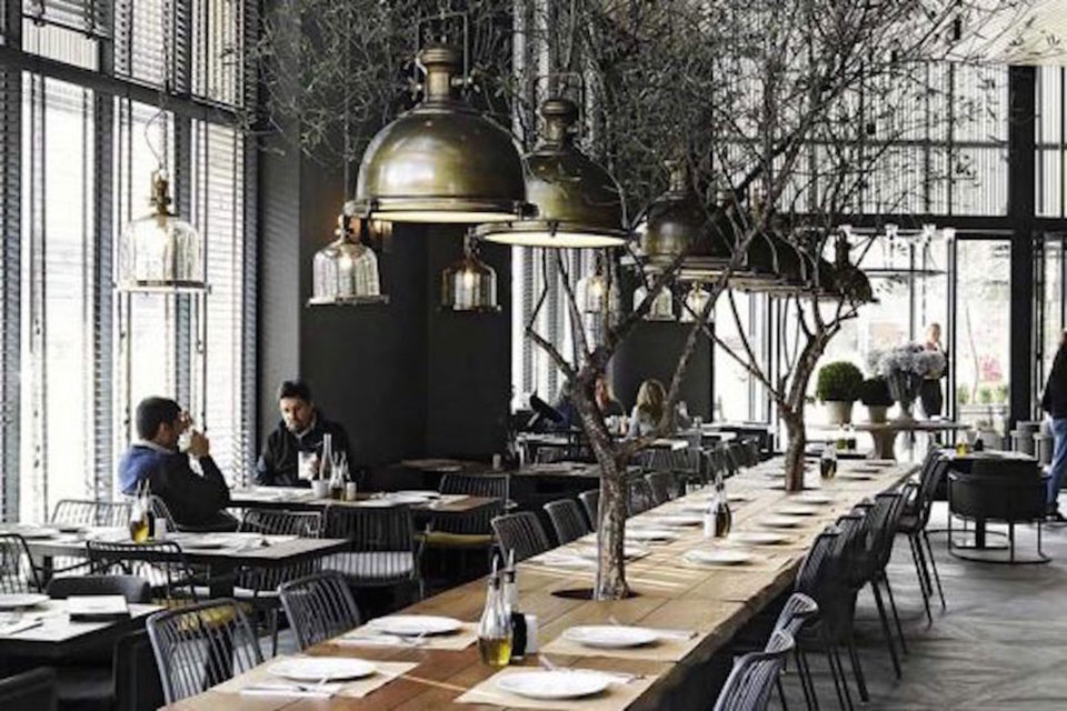 Les shared tables dans les bars restaurants sont une tendance importée de l’étranger et fleurissent depuis quelques années dans les établissements français