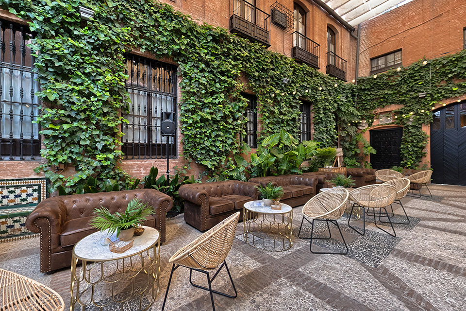 Un espace chill dans un style Mid Century modern pour votre mariage vintage