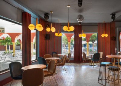 Sinatra, un nouveau bar à la mode à Séville, avec MisterWils, furniture for free souls, architecture d'intérieur, vintage...