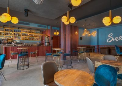 Sinatra, un nouveau bar à la mode à Séville, avec MisterWils, furniture for free souls, architecture d'intérieur, vintage...