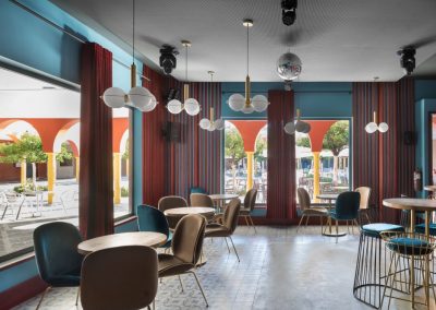 Sinatra, un nouveau bar à la mode à Séville, avec MisterWils, furniture for free souls, architecture d'intérieur, vintage...