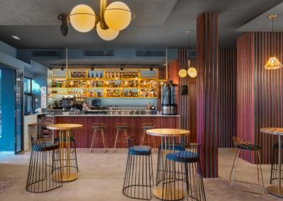 Sinatra, un nouveau bar à la mode à Séville, avec MisterWils, furniture for free souls, architecture d'intérieur, vintage...