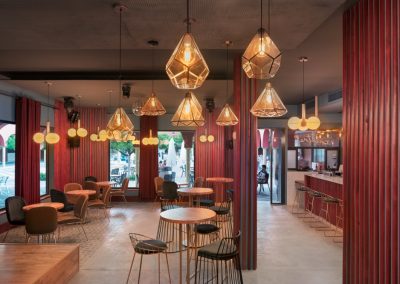 Sinatra, un nouveau bar à la mode à Séville, avec MisterWils, furniture for free souls, architecture d'intérieur, vintage...