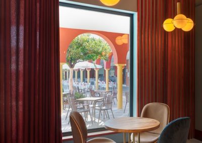 Sinatra, un nouveau bar à la mode à Séville, avec MisterWils, furniture for free souls, architecture d'intérieur, vintage...