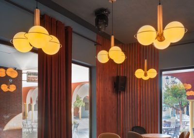 Sinatra, un nouveau bar à la mode à Séville, avec MisterWils, furniture for free souls, architecture d'intérieur, vintage...