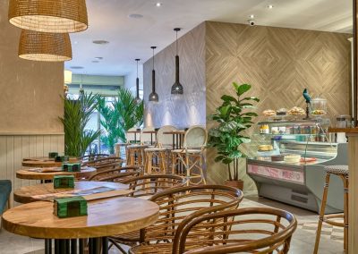 Bravo, un souffle d'air frais en plein coeur de Triana, par MisterWils, furniture for free souls, vintage, scandinave, sofas, chaises, tabourets, canapés, tables...