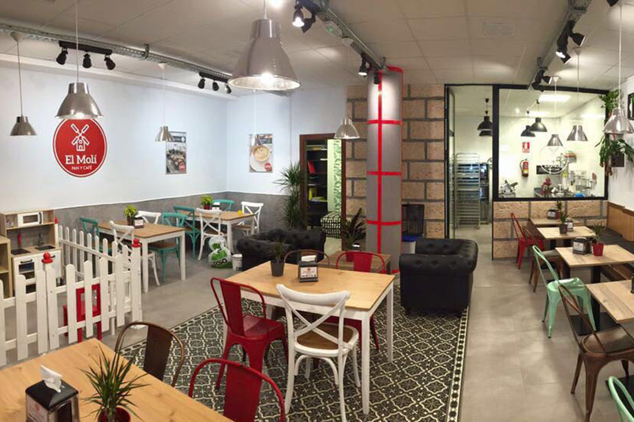 « El Moli Pan y Café », une chaîne de cafés meublée par MisterWils