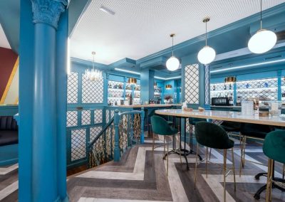 Jaleo, un restaurant de style rétro à Madrid, avec MisterWils, furniture for free souls, vintage, scandinave, sofas, chaises, tabourets, canapés, tables...