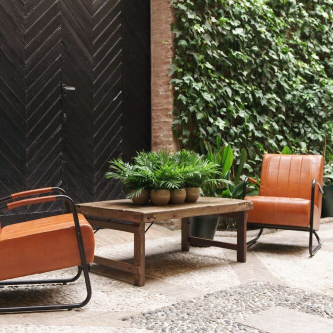 mister-wils-photo-ambiance-COFFEE Buffets, étagères, luminaires, tables, chaises, canapés, tabourets... MisterWils. Plus de 4000m² d'exposition. 714