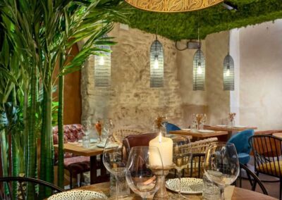 Senza, une nouvelle offre gastronomique à Séville, par MisterWils, furniture for free souls, vintage, scandinave, sofas, chaises, tabourets, canapés, tables... 1