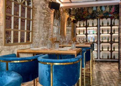 Senza, une nouvelle offre gastronomique à Séville, par MisterWils, furniture for free souls, vintage, scandinave, sofas, chaises, tabourets, canapés, tables... 10