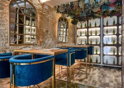 Senza, une nouvelle offre gastronomique à Séville, par MisterWils, furniture for free souls, vintage, scandinave, sofas, chaises, tabourets, canapés, tables... 12