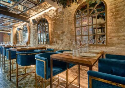 Senza, une nouvelle offre gastronomique à Séville, par MisterWils, furniture for free souls, vintage, scandinave, sofas, chaises, tabourets, canapés, tables... 14