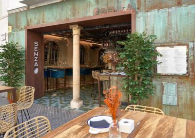 Senza, une nouvelle offre gastronomique à Séville, par MisterWils, furniture for free souls, vintage, scandinave, sofas, chaises, tabourets, canapés, tables... 16