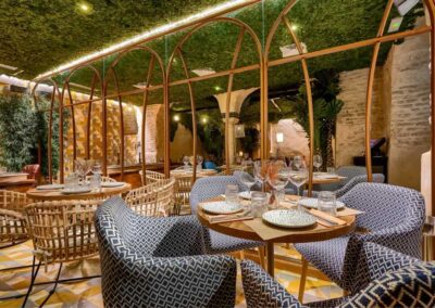 Senza, une nouvelle offre gastronomique à Séville, par MisterWils, furniture for free souls, vintage, scandinave, sofas, chaises, tabourets, canapés, tables... 3