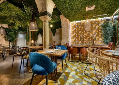 Senza, une nouvelle offre gastronomique à Séville, par MisterWils, furniture for free souls, vintage, scandinave, sofas, chaises, tabourets, canapés, tables... 4