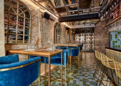 Senza, une nouvelle offre gastronomique à Séville, par MisterWils, furniture for free souls, vintage, scandinave, sofas, chaises, tabourets, canapés, tables... 8