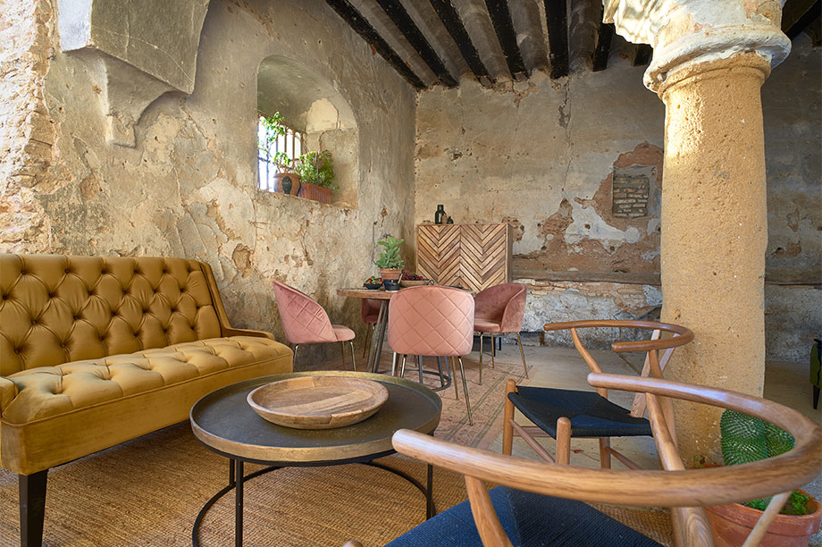 Prenez de l&rsquo;avance sur les tendances et intégrez le velours à votre intérieur