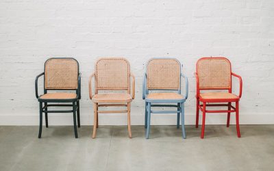 La tendance est aux chaises en bois courbé