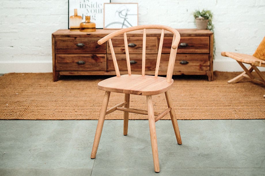 La tendance est aux chaises en bois courbé