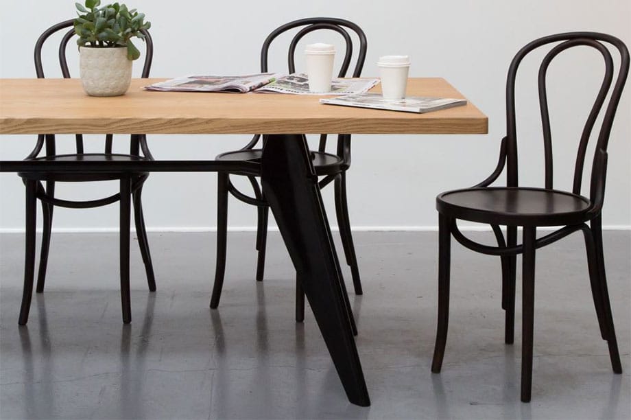 La tendance est aux chaises en bois courbé