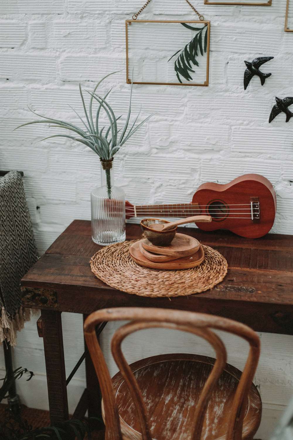 misterwils-table-rotterdam-chaise-thonet-1 ROTTERDAM BROWN Table de style vintage en bois ancien avec structure peinte en marron effet usé. Pliable | Trouvez-la chez Mister Wils. Plus de 4000m² d'exposition. Buffets, étagères, luminaires, tables, chaises, canapés et banquettes, tabourets, ventilateurs, plantes artificielles...