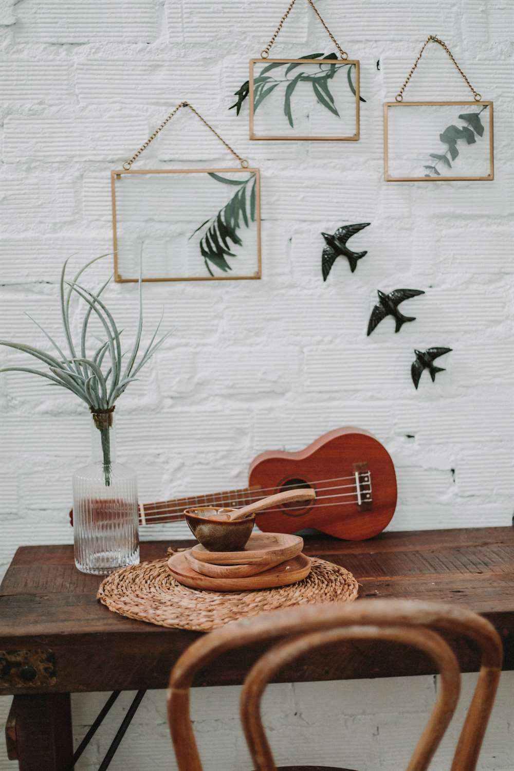 misterwils-table-rotterdam-chaise-thonet-2 ROTTERDAM BROWN Table de style vintage en bois ancien avec structure peinte en marron effet usé. Pliable | Trouvez-la chez Mister Wils. Plus de 4000m² d'exposition. Buffets, étagères, luminaires, tables, chaises, canapés et banquettes, tabourets, ventilateurs, plantes artificielles...