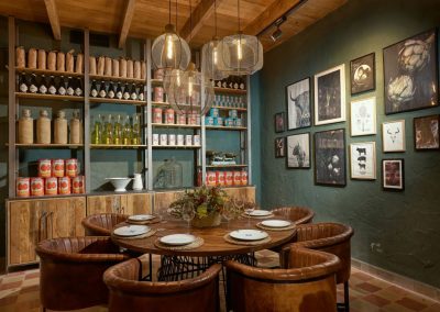 Buffets, étagères, luminaires, tables, chaises, canapés, tabourets... MisterWils. Plus de 4000m² d'exposition. 641