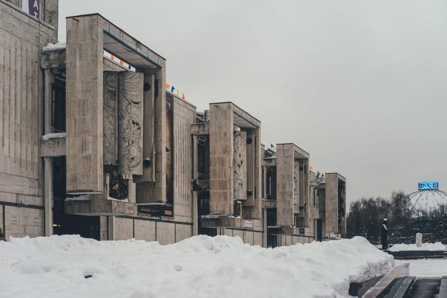 Pourquoi le granite et le terrazzo sont de retour dans la décoration avec le Brutalisme
