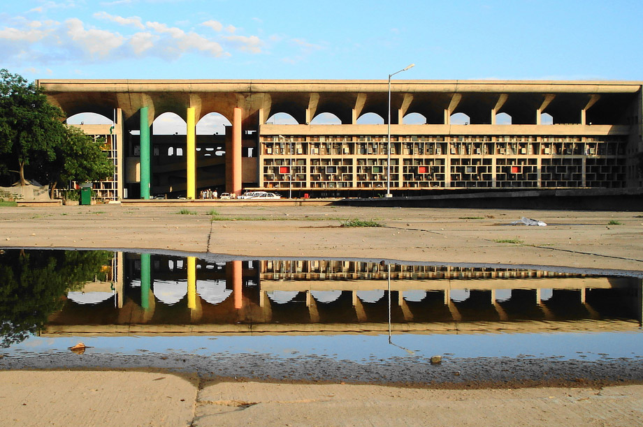 L’histoire fascinante de la chaise Chandigarh que l’on voit partout 