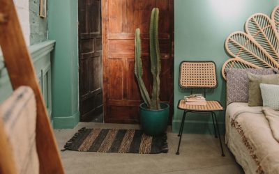 Tête de lit en rotin pour donner une touche tropicale à votre chambre