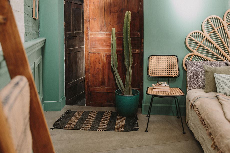 Tête de lit en rotin pour donner une touche tropicale à votre chambre