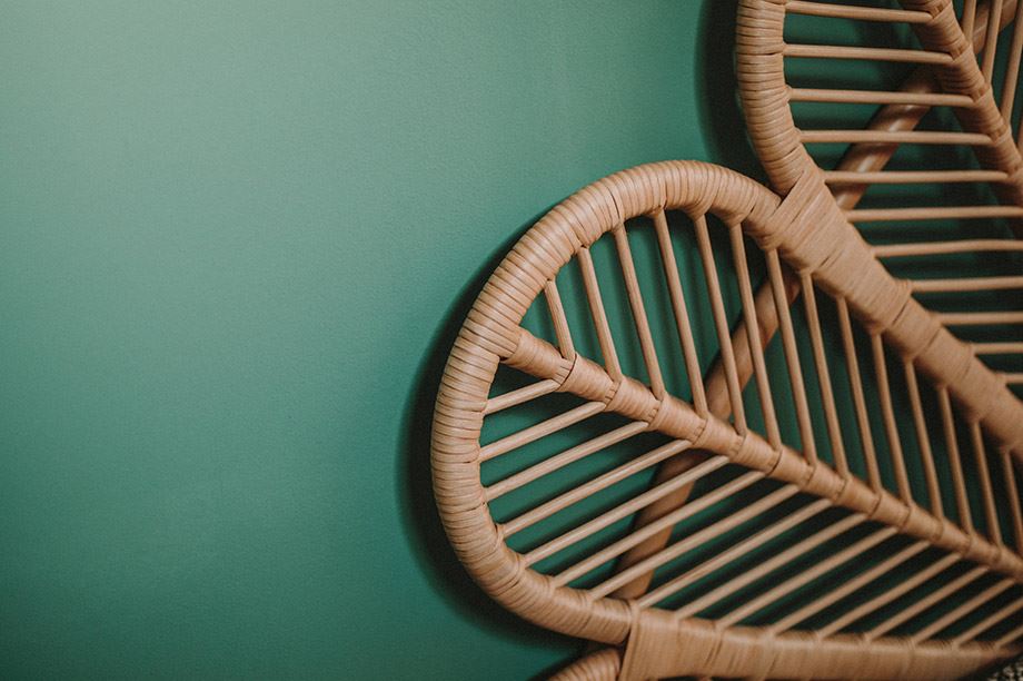 Tête de lit en rotin pour donner une touche tropicale à votre chambre