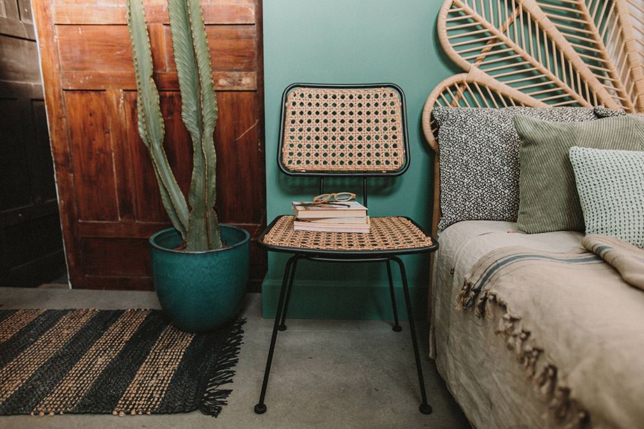 Tête de lit en rotin pour donner une touche tropicale à votre chambre