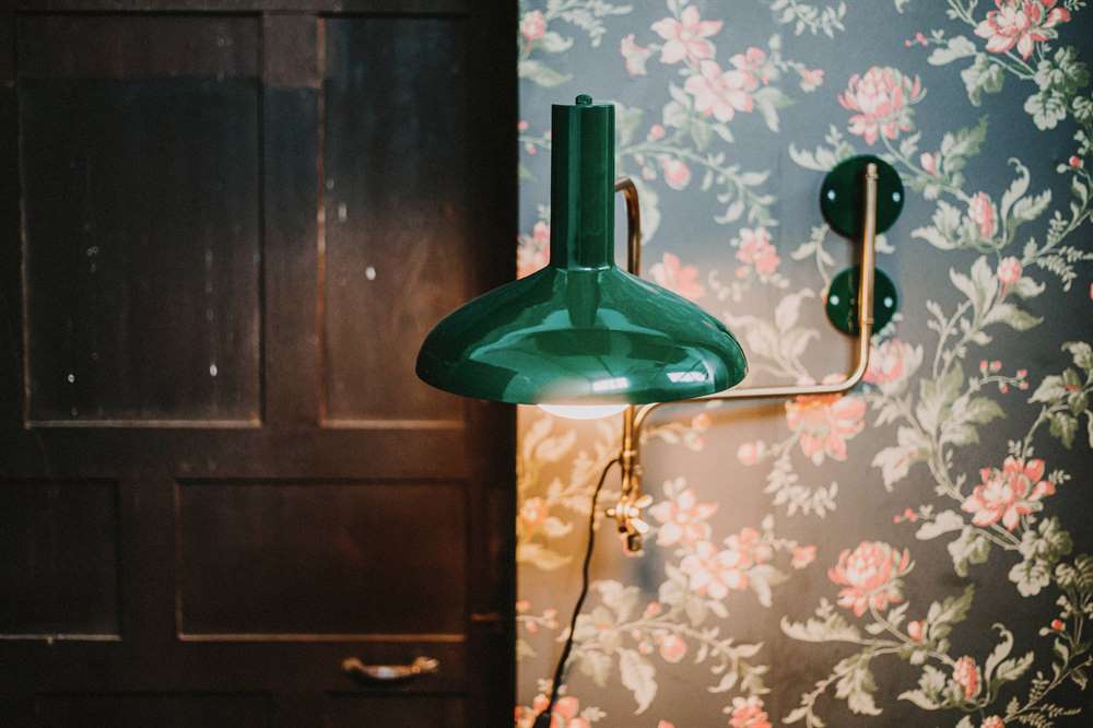 misterwils-applique-DEVI-green-2 DEVI GREEN Applique murale de style vintage fabriquée en métal. Finition laiton et peinture powder coated verte. Culot E27. Max 25W. Dimensions: Ø29x70x49 cm. Un produit de Dutchbone.