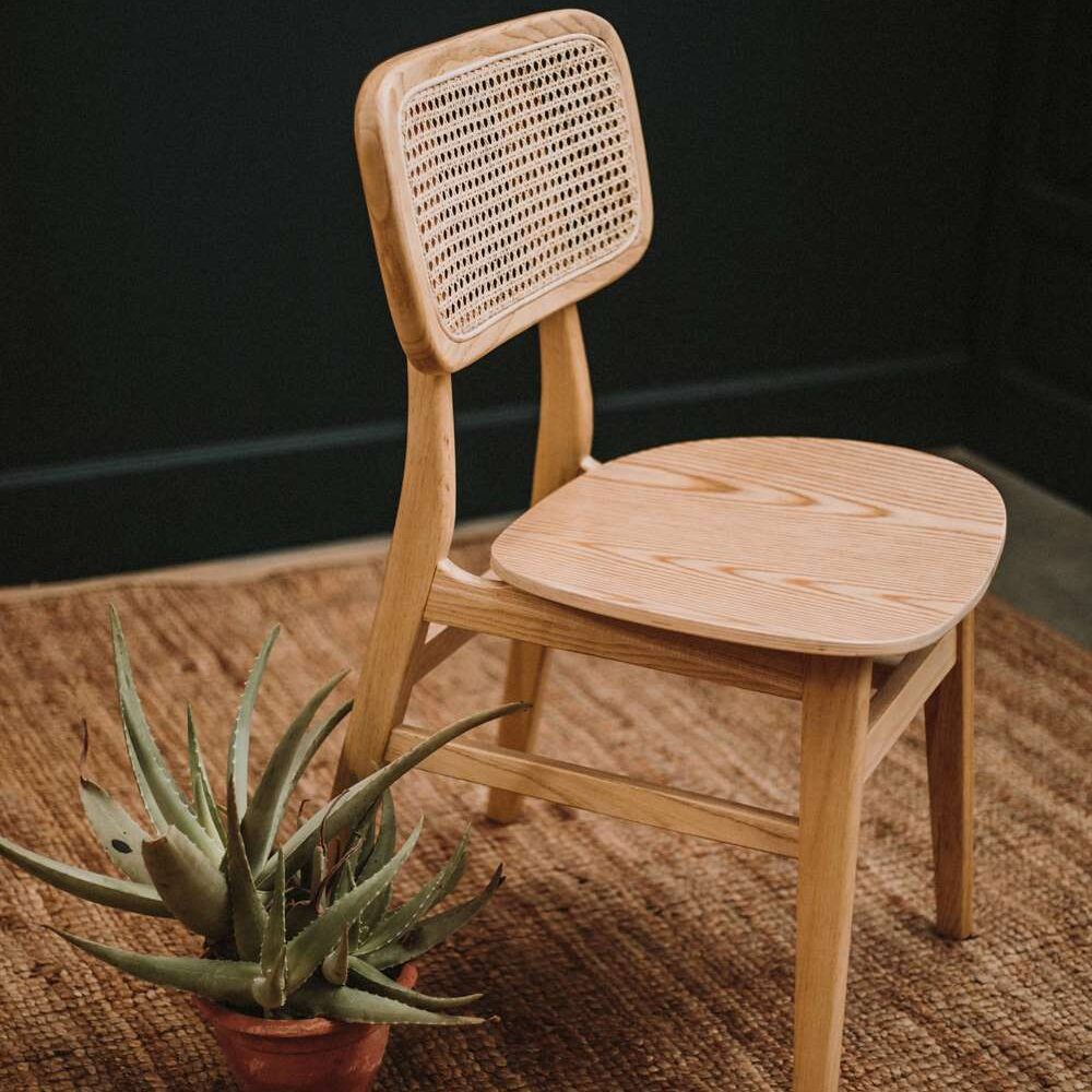 misterwils-chaise-style-vintage-bistro-bois-fresne-grille-rotin-natalie-natural-5 CHAISE EN BOIS NATALIE style Vintage Bistrot | Trouvez-la chez MisterWils. Plus de 4000m² d'exposition. 2